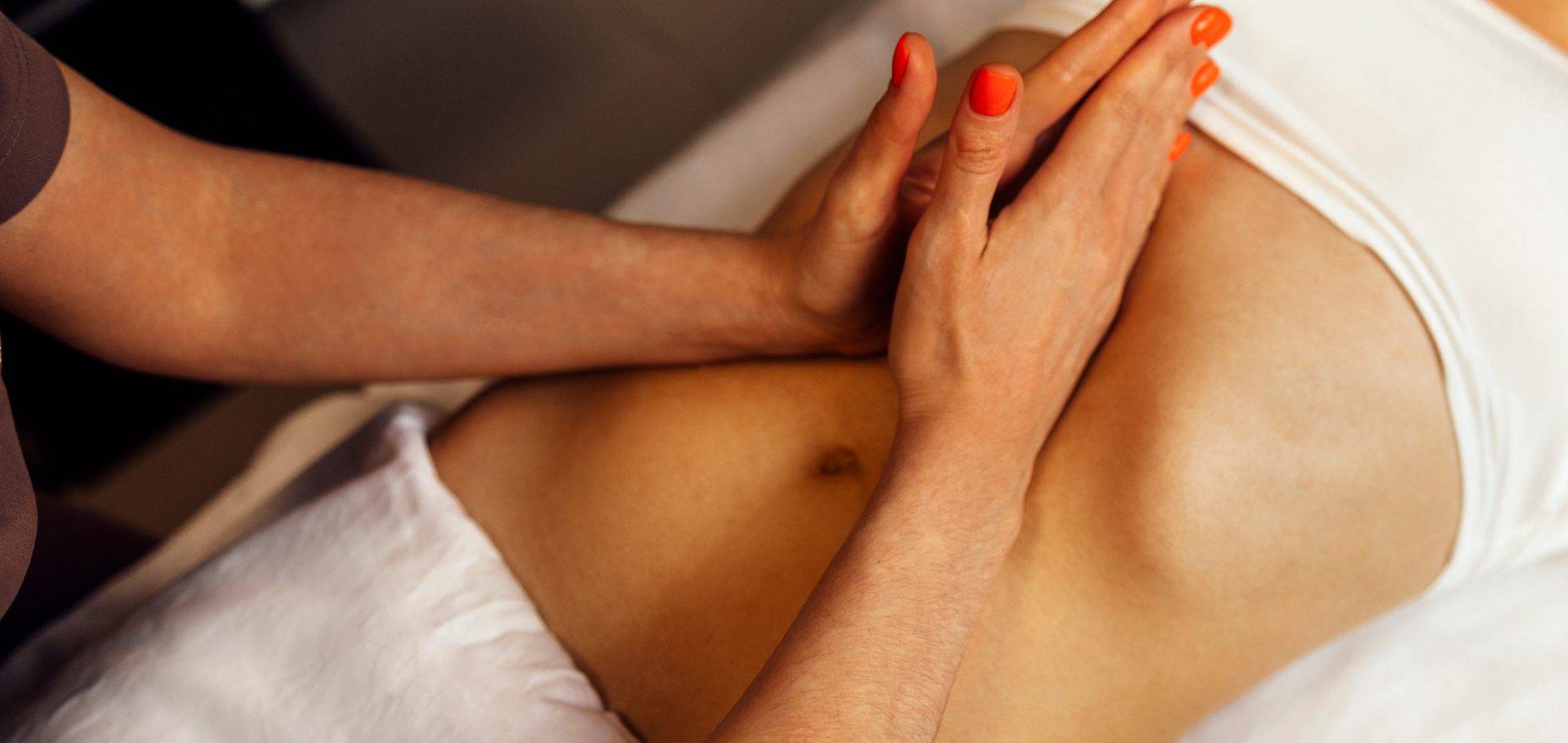 Aplicação de ultrassom macrofocado corporal, foco na região abdominal, fotografia clínica dessaturada de alto padrão